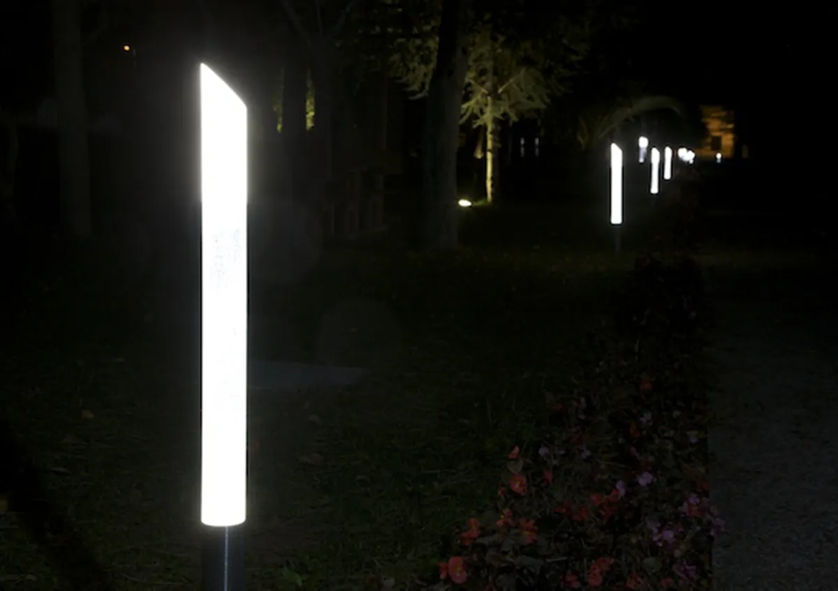 Ambiente Outdoor - Park Hotel Marinetta - Paletti Illuminati Accesi - Luce Controcorrente Ambiente Outdoor - Park Hotel Marinetta - Paletti Illuminati Accesi - Luce Controcorrente