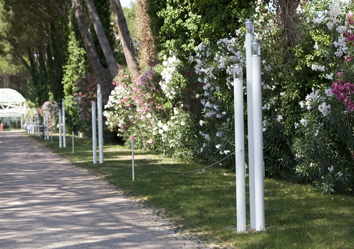 Ambiente Outdoor - Park Hotel Marinetta - Percorso Pedonale Giorno - Luce Controcorrente - Luce Controcorrente Ambiente Outdoor - Park Hotel Marinetta - Percorso Pedonale Giorno - Luce Controcorrente - Luce Controcorrente