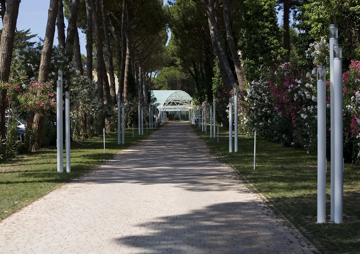 Ambiente Outdoor - Park Hotel Marinetta - Viale Illuminato Giorno - Luce Controcorrente Ambiente Outdoor - Park Hotel Marinetta - Viale Illuminato Giorno - Luce Controcorrente