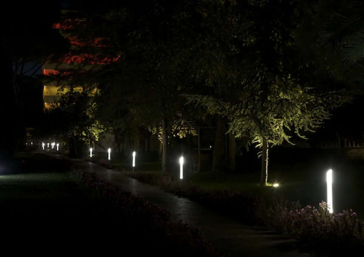 Ambiente Outdoor - Park Hotel Marinetta - Viale Illuminato Notte - Luce Controcorrente Ambiente Outdoor - Park Hotel Marinetta - Viale Illuminato Notte - Luce Controcorrente