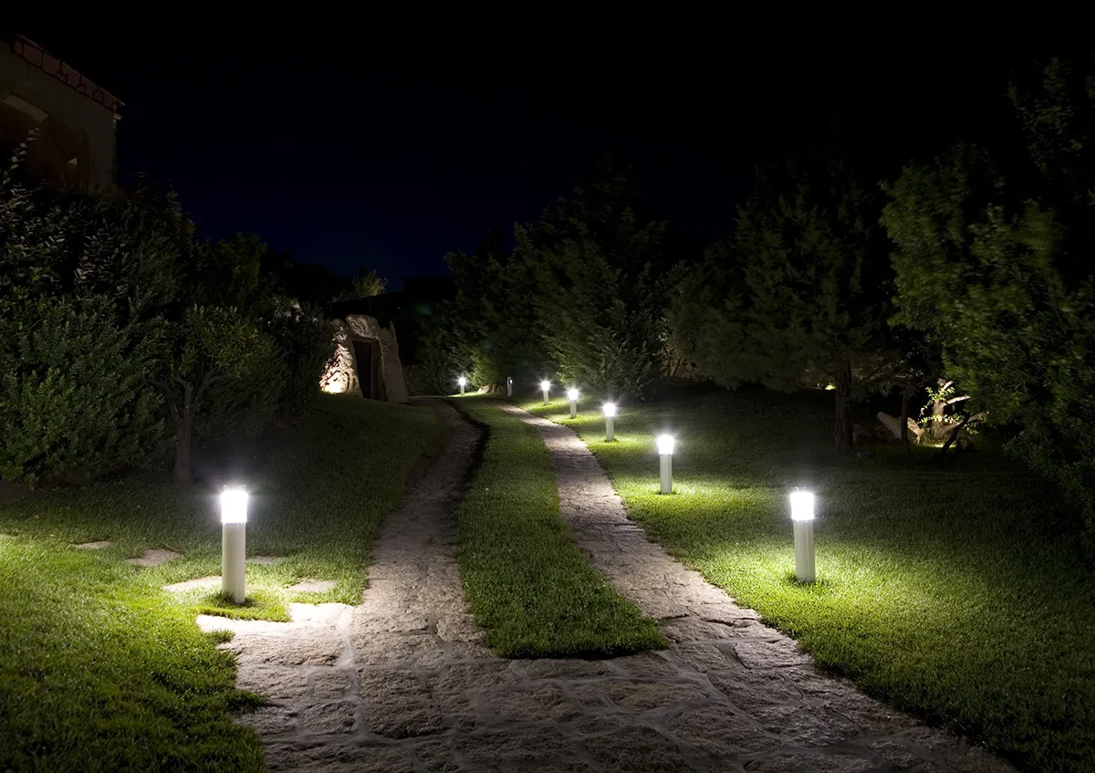 Ambiente Outdoor - Residence sul Mare - Viale esterno notte - Luce Controcorrente Ambiente Outdoor - Residence sul Mare - Viale esterno notte - Luce Controcorrente