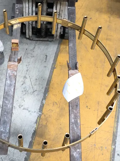 Asimmetrie vincenti: base in ferro - Luce controcorrente