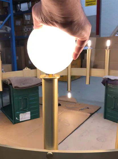 Asimmetrie vincenti: montaggio lampadina - Luce controcorrente