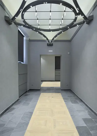 Metamorfosi: lampadario nel corridoio con tappeto - Fasi del progetto - Luce controcorrente