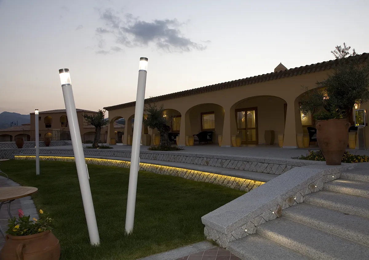 Progetto Outdoor - Resort Janna e Sole - Giardino Esterno - Luce Controcorrente Progetto Outdoor - Resort Janna e Sole - Giardino Esterno - Luce Controcorrente