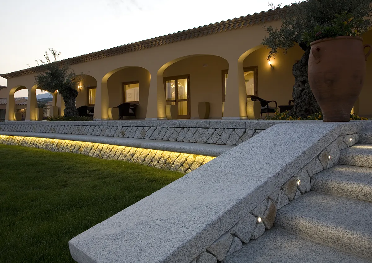 Progetto Outdoor - Resort Janna e Sole - Giardino e Porticato - Luce Controcorrente Progetto Outdoor - Resort Janna e Sole - Giardino e Porticato - Luce Controcorrente