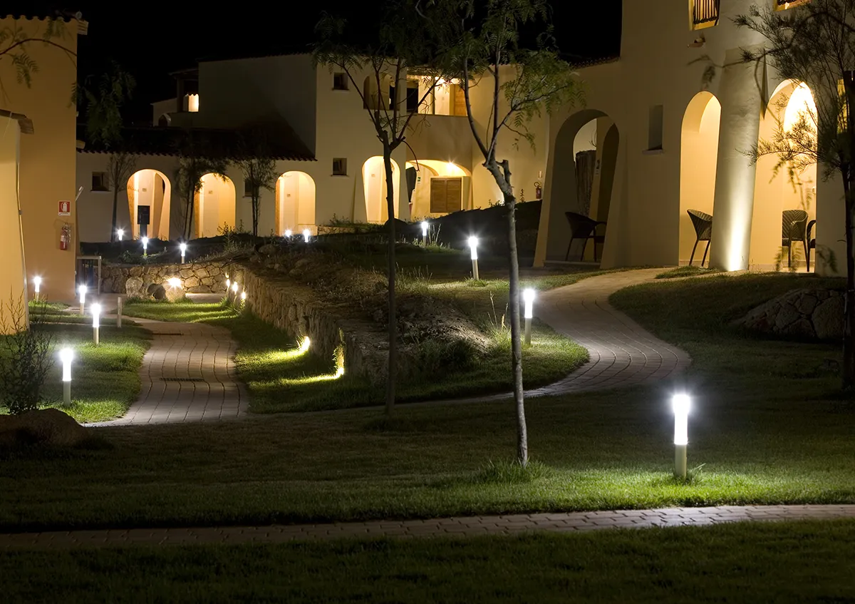 Progetto Outdoor - Resort Janna e Sole - Giardino - Luce Controcorrente Progetto Outdoor - Resort Janna e Sole - Giardino - Luce Controcorrente