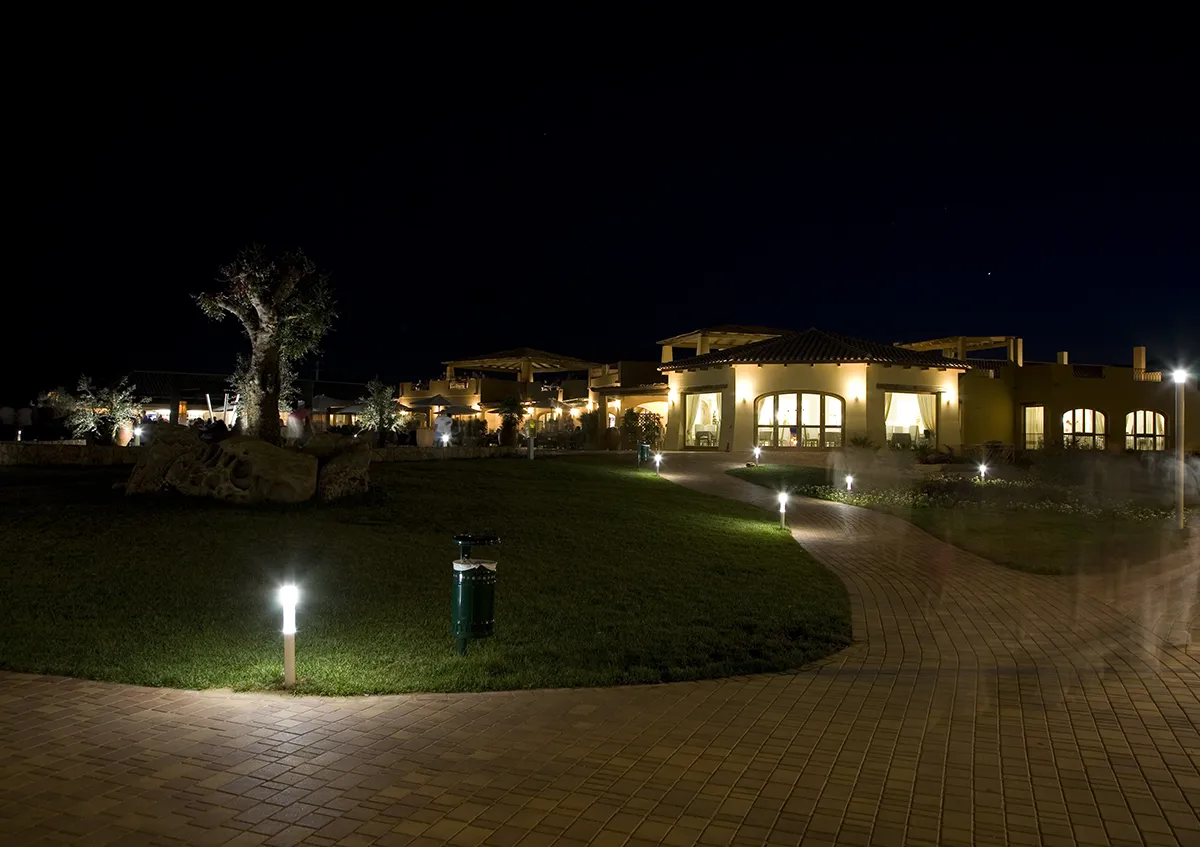 Progetto Outdoor - Resort Janna e Sole - Giardino Panoramica - Luce Controcorrente Progetto Outdoor - Resort Janna e Sole - Giardino Panoramica - Luce Controcorrente