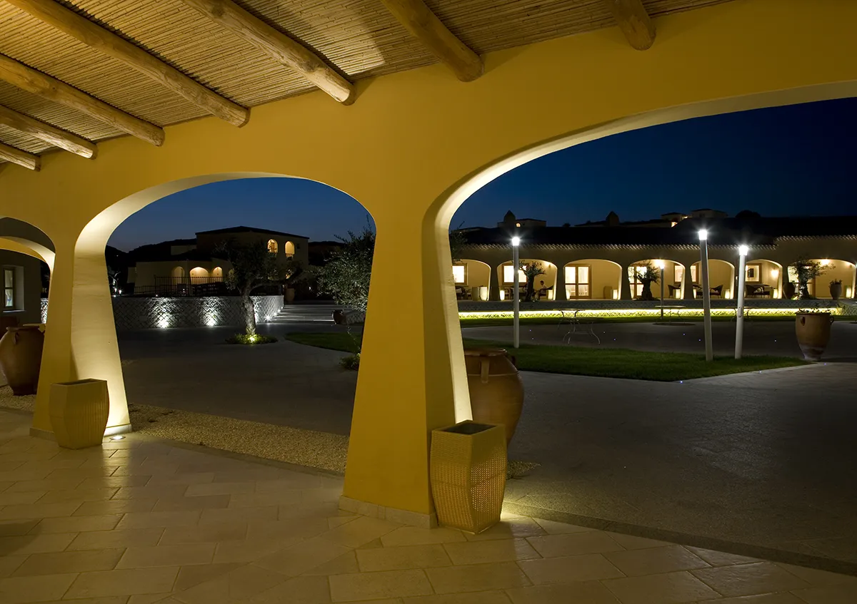 Progetto Outdoor - Resort Janna e Sole - Porticato - Luce Controcorrente Progetto Outdoor - Resort Janna e Sole - Porticato - Luce Controcorrente