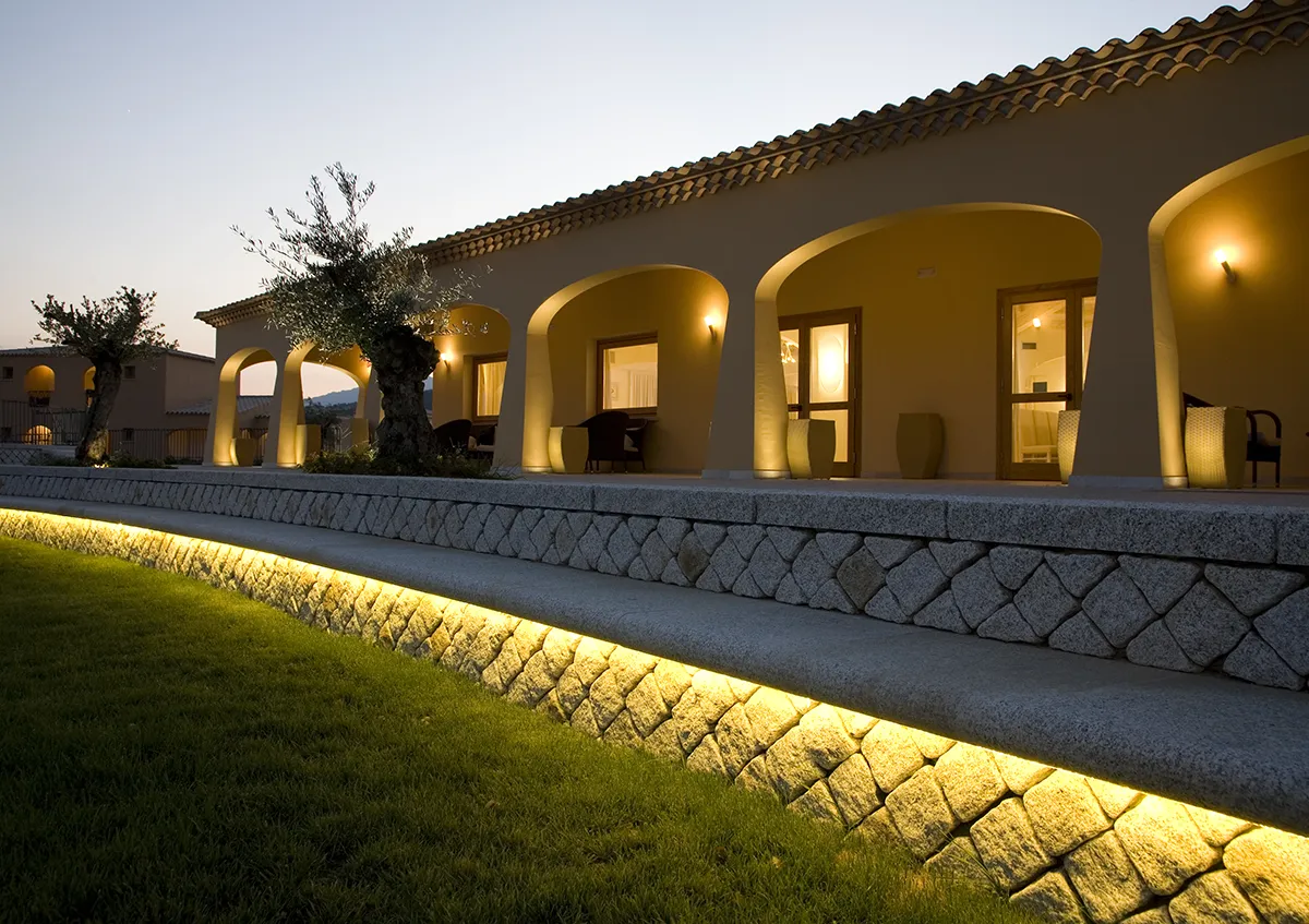 Progetto Outdoor - Resort Janna e Sole - Portico esterno - Luce Controcorrente Progetto Outdoor - Resort Janna e Sole - Portico esterno - Luce Controcorrente