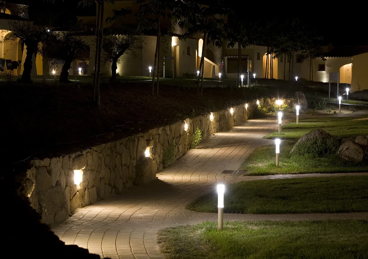 Progetto Outdoor - Resort Janna e Sole - Viale Illuminato Notte - Luce Controcorrente Progetto Outdoor - Resort Janna e Sole - Viale Illuminato Notte - Luce Controcorrente