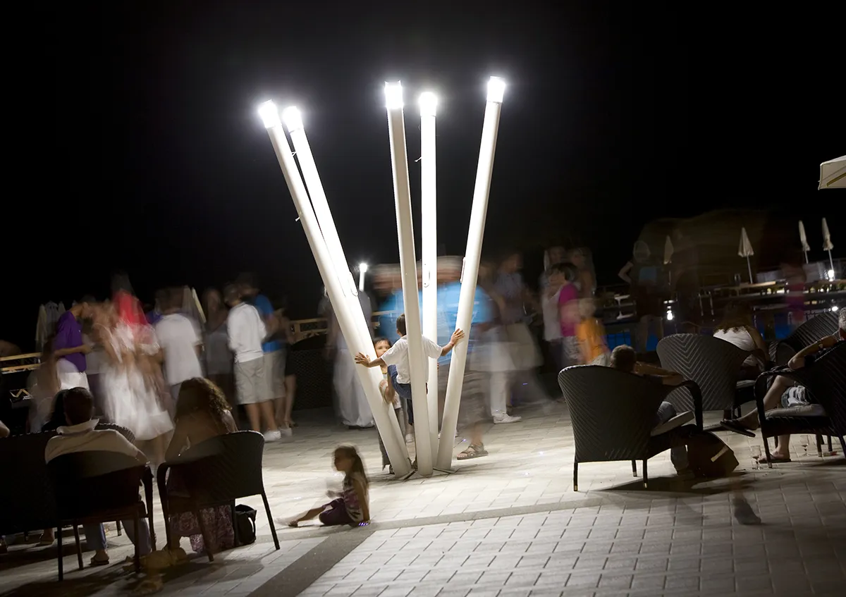 Progetto Outdoor - Resort Janna e Sole - Paletti Luminosi - Luce Controcorrente Progetto Outdoor - Resort Janna e Sole - Paletti Luminosi - Luce Controcorrente