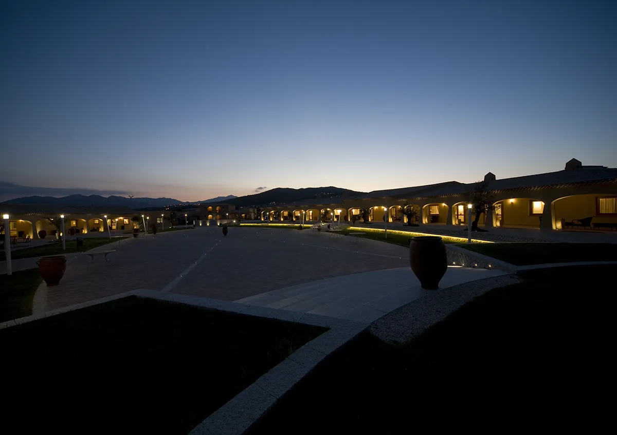 Progetto Outdoor - Resort Janna e Sole - Panoramica - Luce Controcorrente Progetto Outdoor - Resort Janna e Sole - Panoramica - Luce Controcorrente