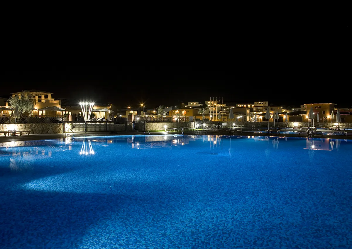 Progetto Outdoor - Resort Janna e Sole - Piscina Esterna Illuminata - Luce Controcorrente Progetto Outdoor - Resort Janna e Sole - Piscina Esterna Illuminata - Luce Controcorrente