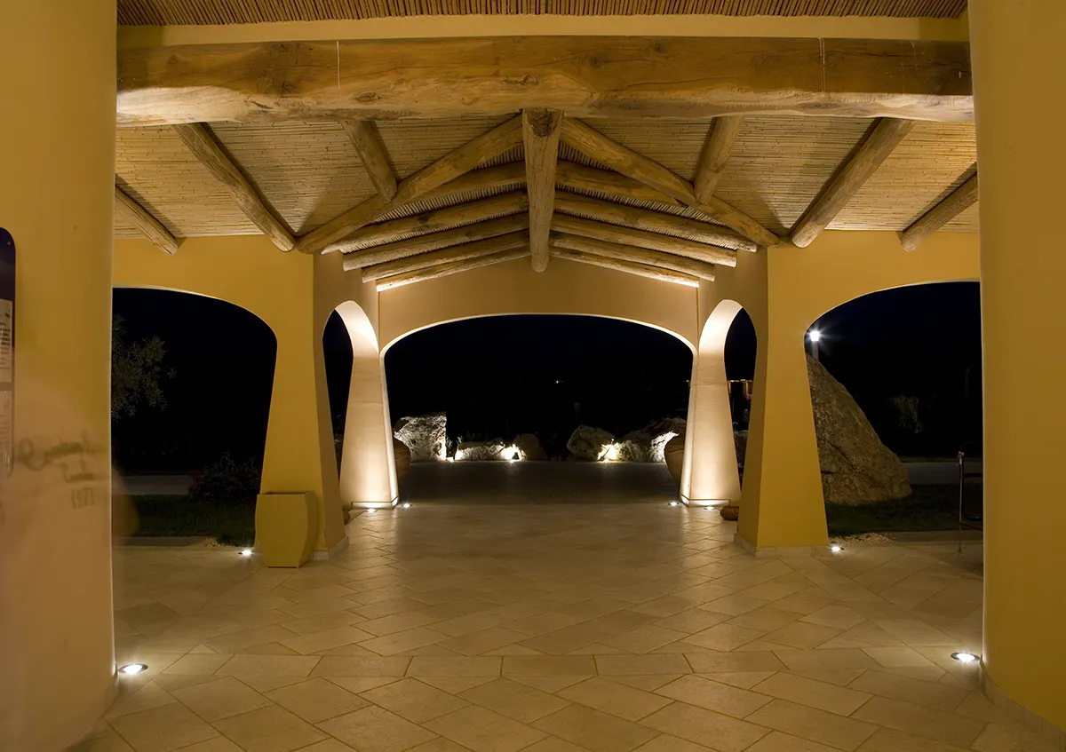 Progetto Outdoor - Resort Janna e Sole - Porticato Illuminato - Luce Controcorrente Progetto Outdoor - Resort Janna e Sole - Porticato Illuminato - Luce Controcorrente