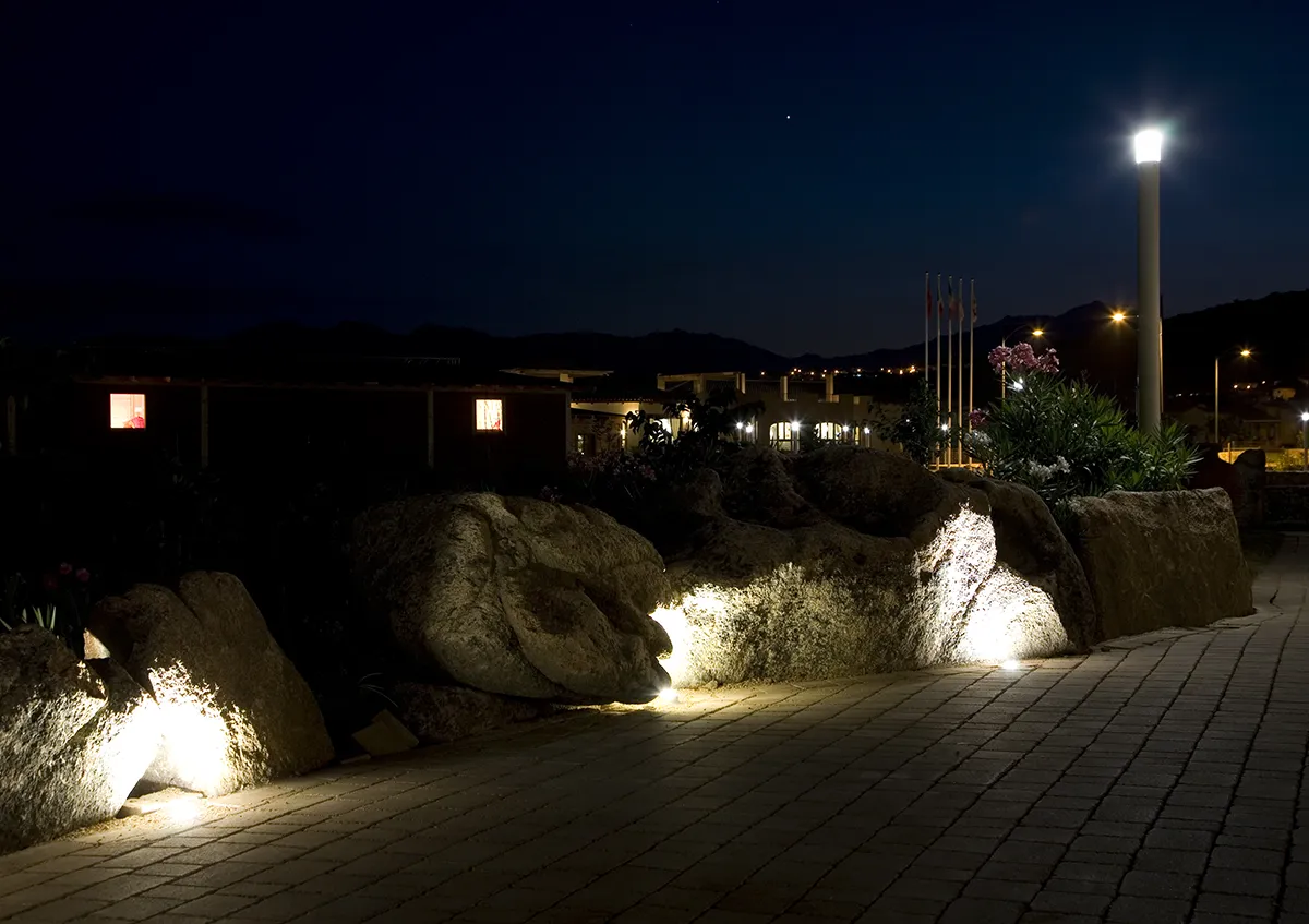 Progetto Outdoor - Resort Janna e Sole - Viale - Luce Controcorrente Progetto Outdoor - Resort Janna e Sole - Viale - Luce Controcorrente