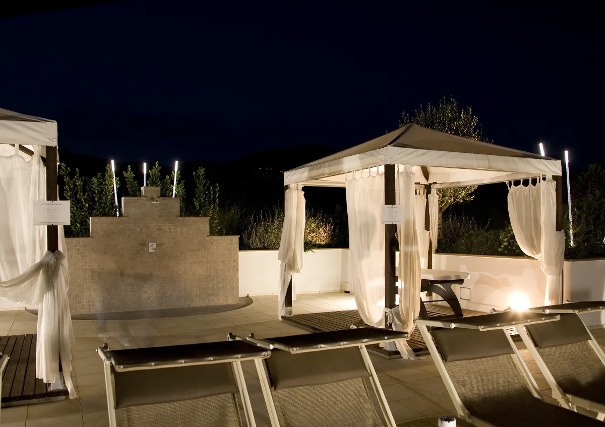 Progetto Outdoor - Riva del Sole - area relax - Luce Controcorrente Progetto Outdoor - Riva del Sole - area relax - Luce Controcorrente