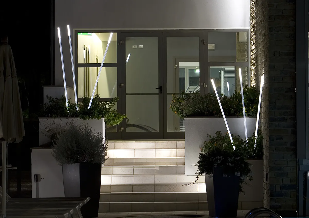 Progetto Outdoor - Riva del Sole - ingresso - Luce Controcorrente Progetto Outdoor - Riva del Sole - ingresso - Luce Controcorrente