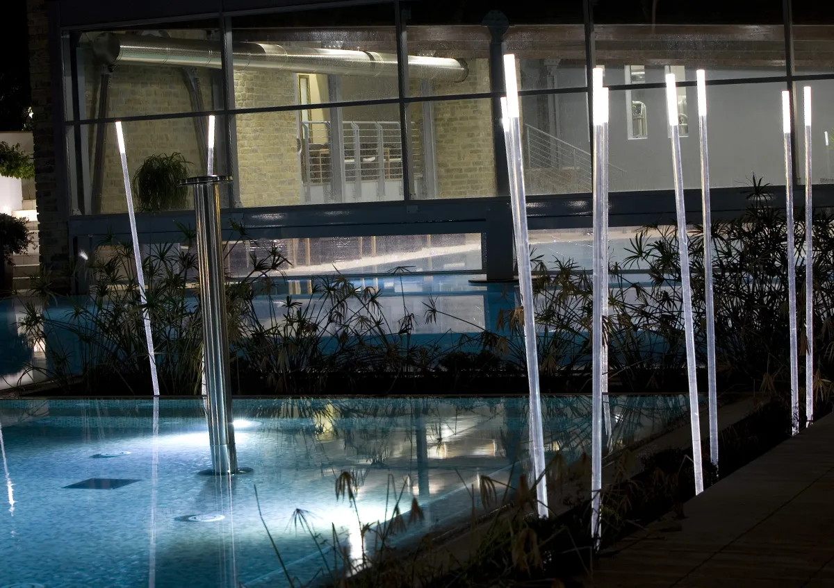 Progetto Outdoor - Riva del Sole - paletti bordo piscina - Luce Controcorrente Progetto Outdoor - Riva del Sole - paletti bordo piscina - Luce Controcorrente