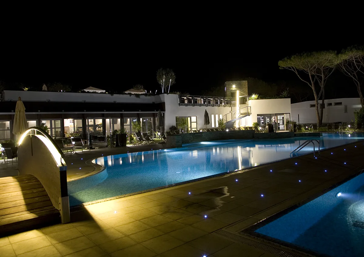 Progetto Outdoor - Riva del Sole - piscina - Luce Controcorrente Progetto Outdoor - Riva del Sole - piscina - Luce Controcorrente
