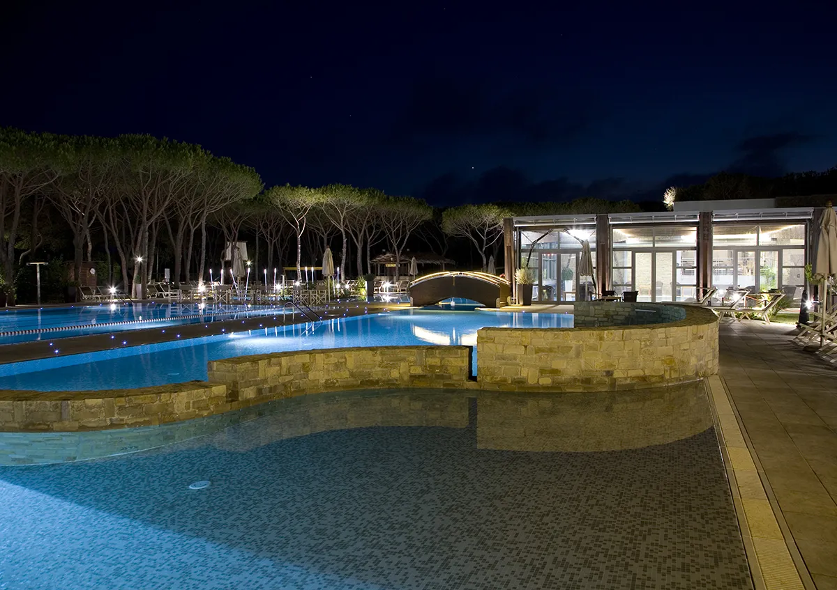 Progetto Outdoor - Riva del Sole - piscina ed edificio - Luce Controcorrente Progetto Outdoor - Riva del Sole - piscina ed edificio - Luce Controcorrente