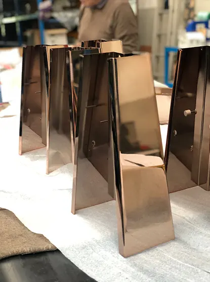 Riflesso: i pezzi di metallo - Luce controcorrente