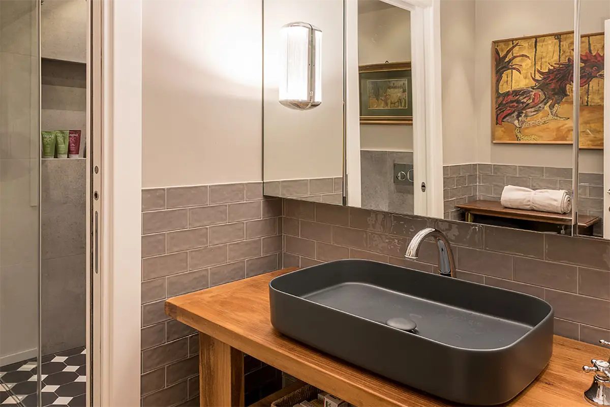 Ambiente Attico Jung lavandino bagno con specchio - Luce ControCorrente Ambiente Attico Jung lavandino bagno con specchio - Luce ControCorrente