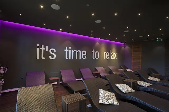 Ambiente Park Hotel Marinetta zona relax con luce led viola - Luce ControCorrente Ambiente Park Hotel Marinetta zona relax con luce led viola - Luce ControCorrente