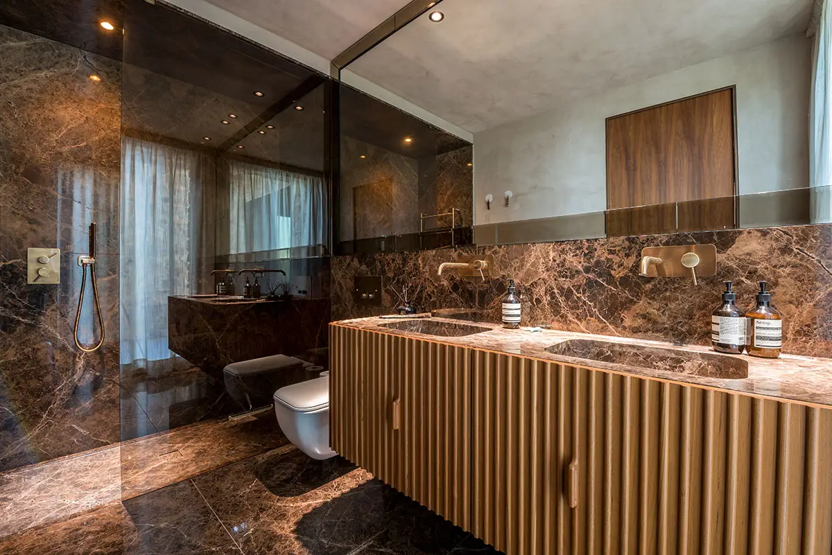 Ambiente Villa Africa bagno doppio lavandino - Luce ControCorrente Ambiente Villa Africa bagno doppio lavandino - Luce ControCorrente