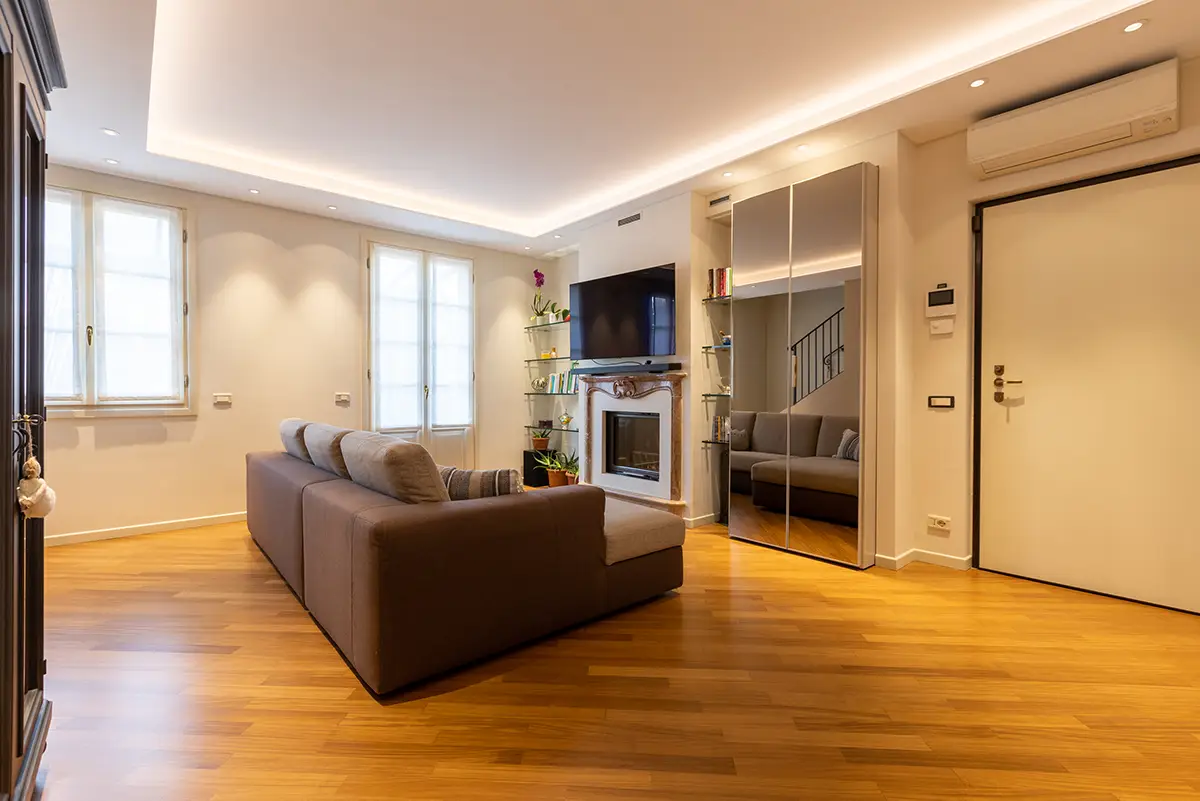 Ambiente Villa Privata Iseo soggiorno con divano - Luce ControCorrente Ambiente Villa Privata Iseo soggiorno con divano - Luce ControCorrente