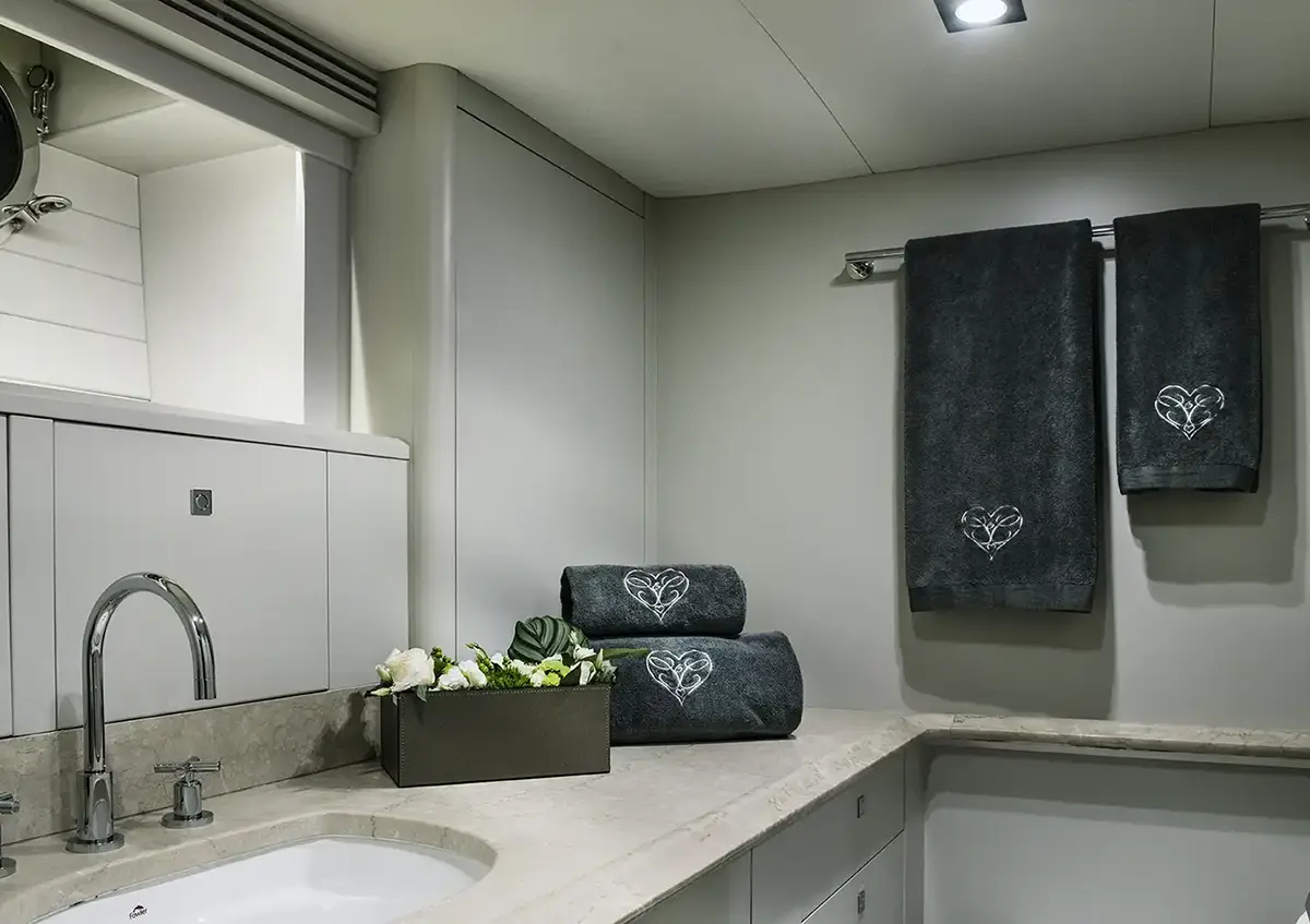 Ambiente Yacht Caroline I - Bagno - Luce ControCorrente Ambiente Yacht Caroline I - Bagno - Luce ControCorrente