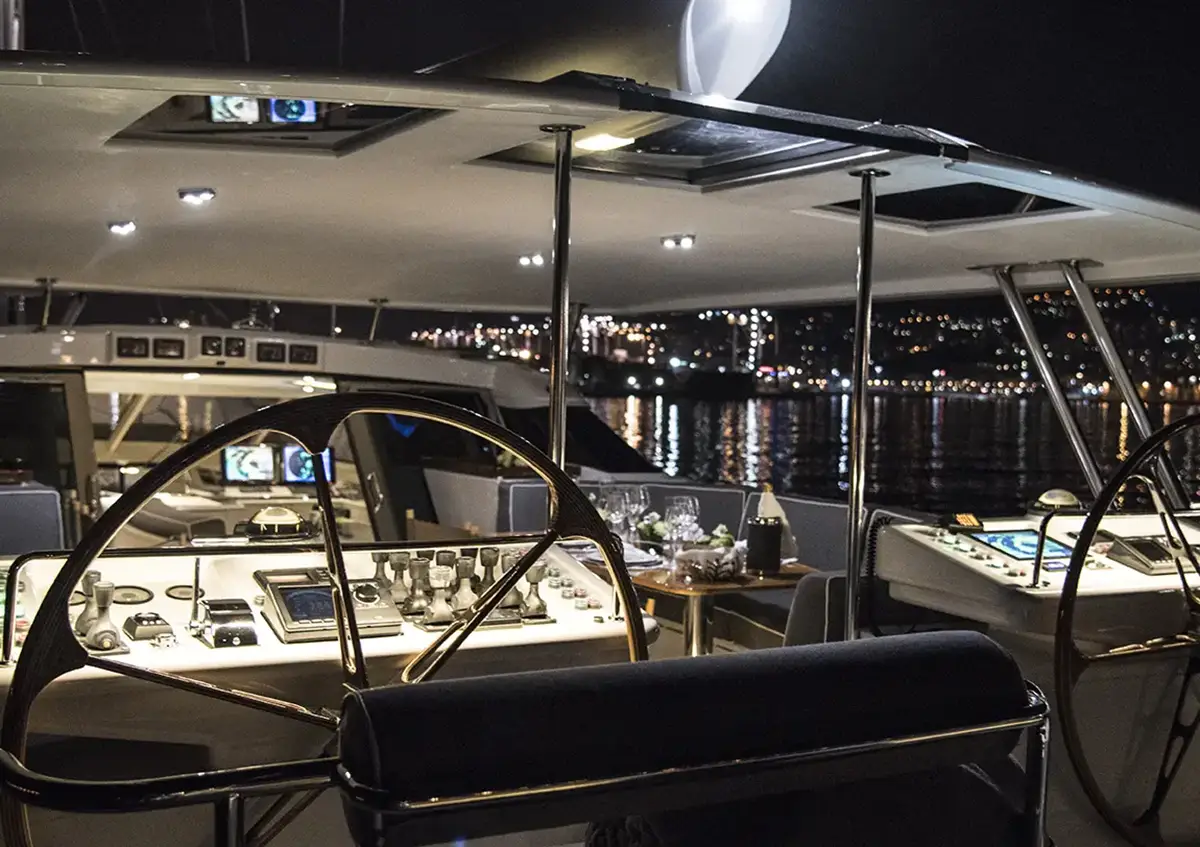 Ambiente Yacht Caroline I - Cabina di pilotaggio - Luce ControCorrente Ambiente Yacht Caroline I - Cabina di pilotaggio - Luce ControCorrente