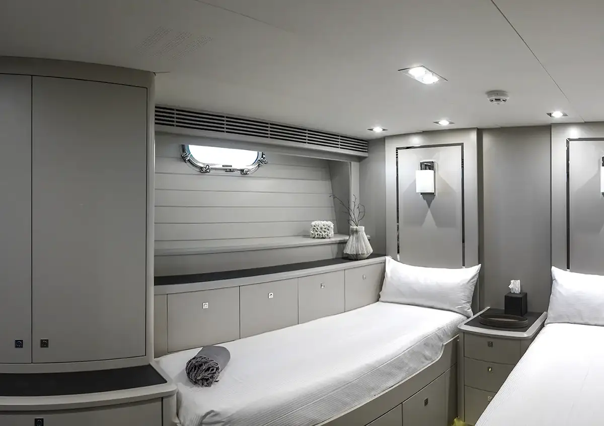 Ambiente Yacht Caroline I - Camera ospiti illuminata - Luce ControCorrente Ambiente Yacht Caroline I - Camera ospiti illuminata - Luce ControCorrente
