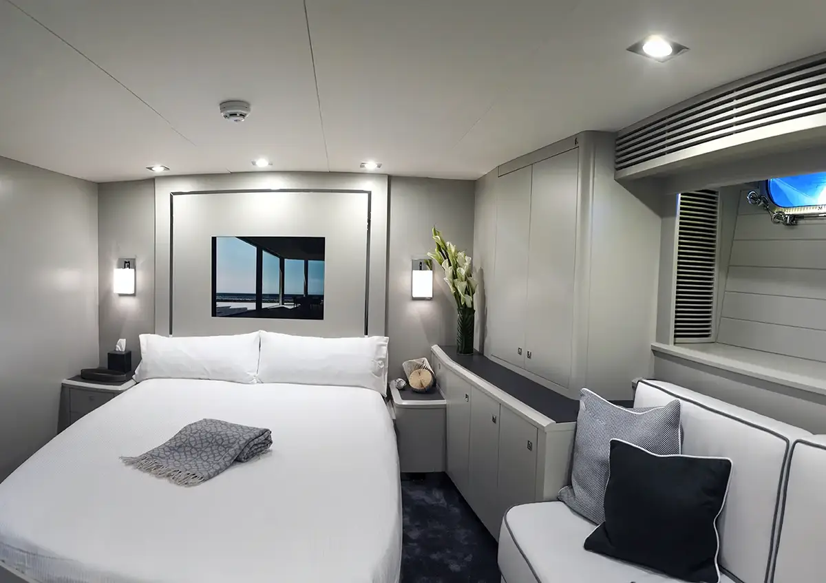 Ambiente Yacht Caroline I - Cabina VIP illuminata di notte - Luce ControCorrente Ambiente Yacht Caroline I - Cabina VIP illuminata di notte - Luce ControCorrente