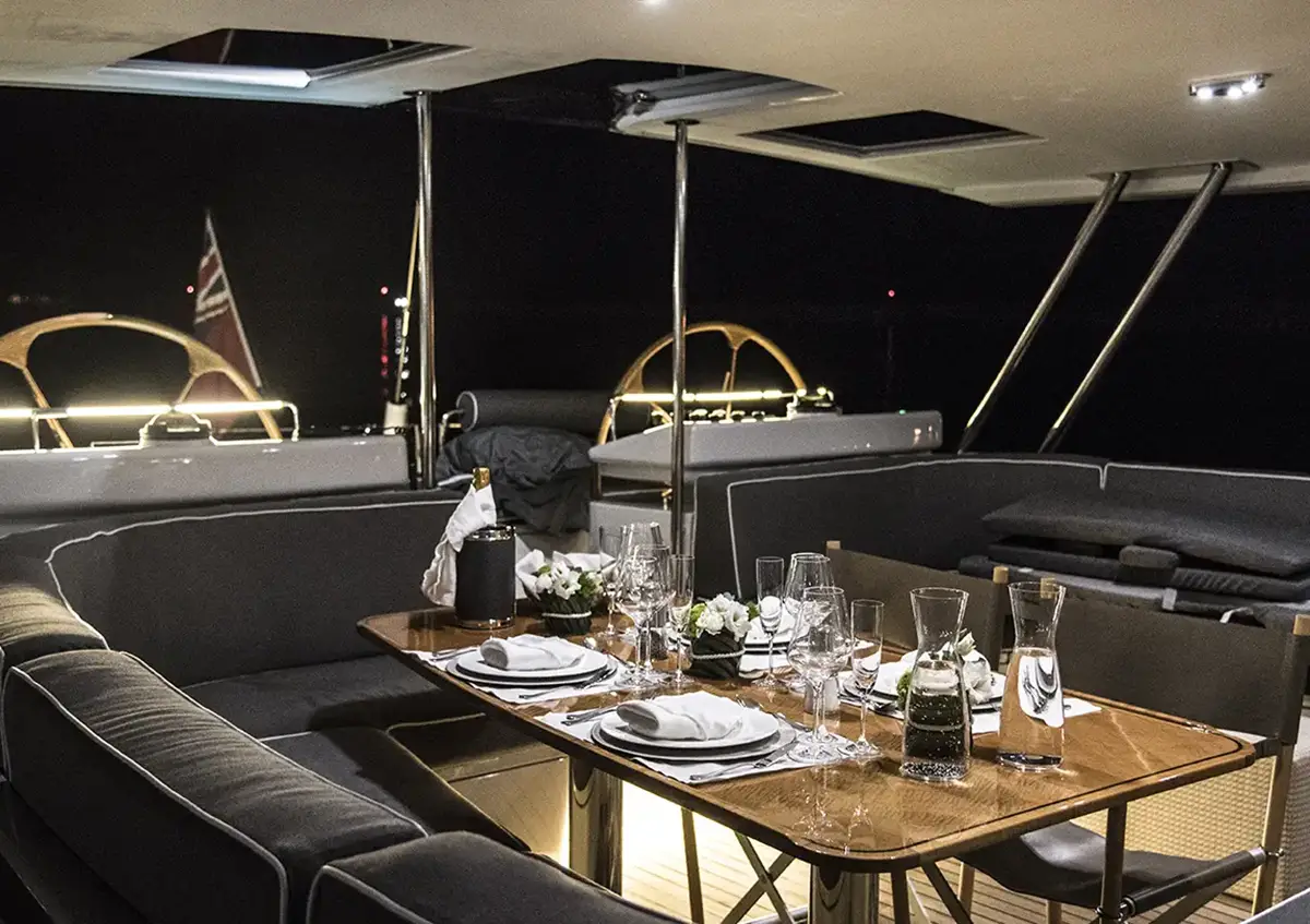 Ambiente Yacht Caroline I - Divanetti con illuminazione - Luce ControCorrente Ambiente Yacht Caroline I - Divanetti con illuminazione - Luce ControCorrente