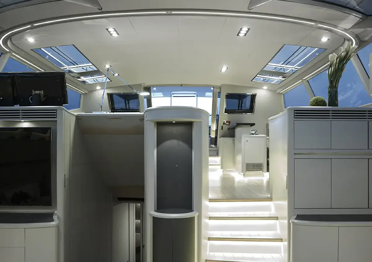 Ambiente Yacht Caroline I - Salone interno con luci incassate - Luce ControCorrente Ambiente Yacht Caroline I - Salone interno con luci incassate - Luce ControCorrente