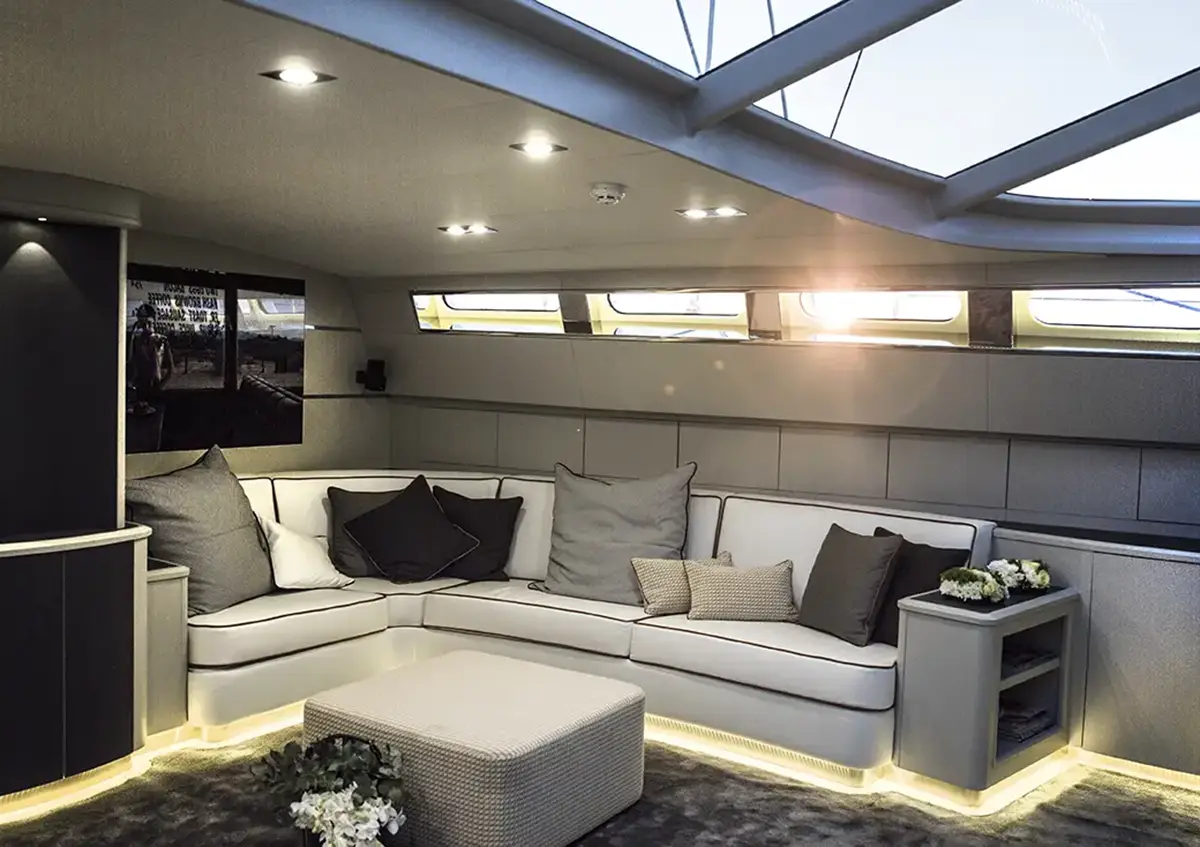 Ambiente Yacht Caroline I - Dettagli delle luci nei tappeti nel salone interno 2 - Luce ControCorrente Ambiente Yacht Caroline I - Dettagli delle luci nei tappeti nel salone interno 2 - Luce ControCorrente