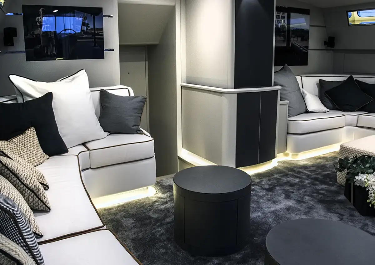 Ambiente Yacht Caroline I - Salone interno dettagli della luce di notte - Luce ControCorrente Ambiente Yacht Caroline I - Salone interno dettagli della luce di notte - Luce ControCorrente