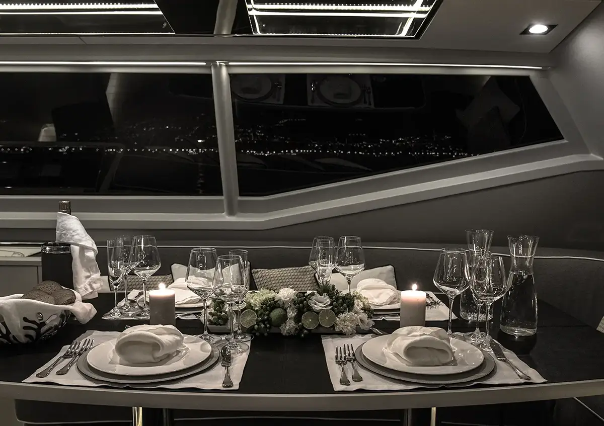 Ambiente Yacht Caroline I - Salone superiore, tavola nautica con luci da incasso - Luce ControCorrente Ambiente Yacht Caroline I - Salone superiore, tavola nautica con luci da incasso - Luce ControCorrente