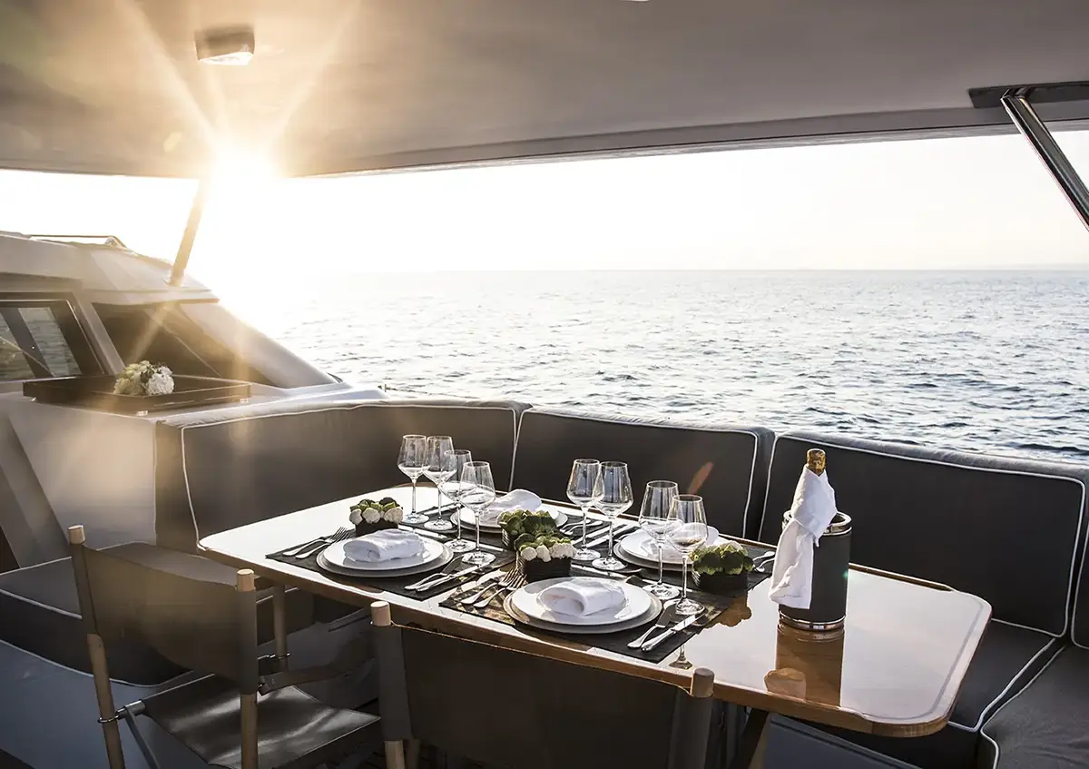 Ambiente Yacht Caroline I - Illuminazione di giorno - Luce ControCorrente Ambiente Yacht Caroline I - Illuminazione di giorno - Luce ControCorrente