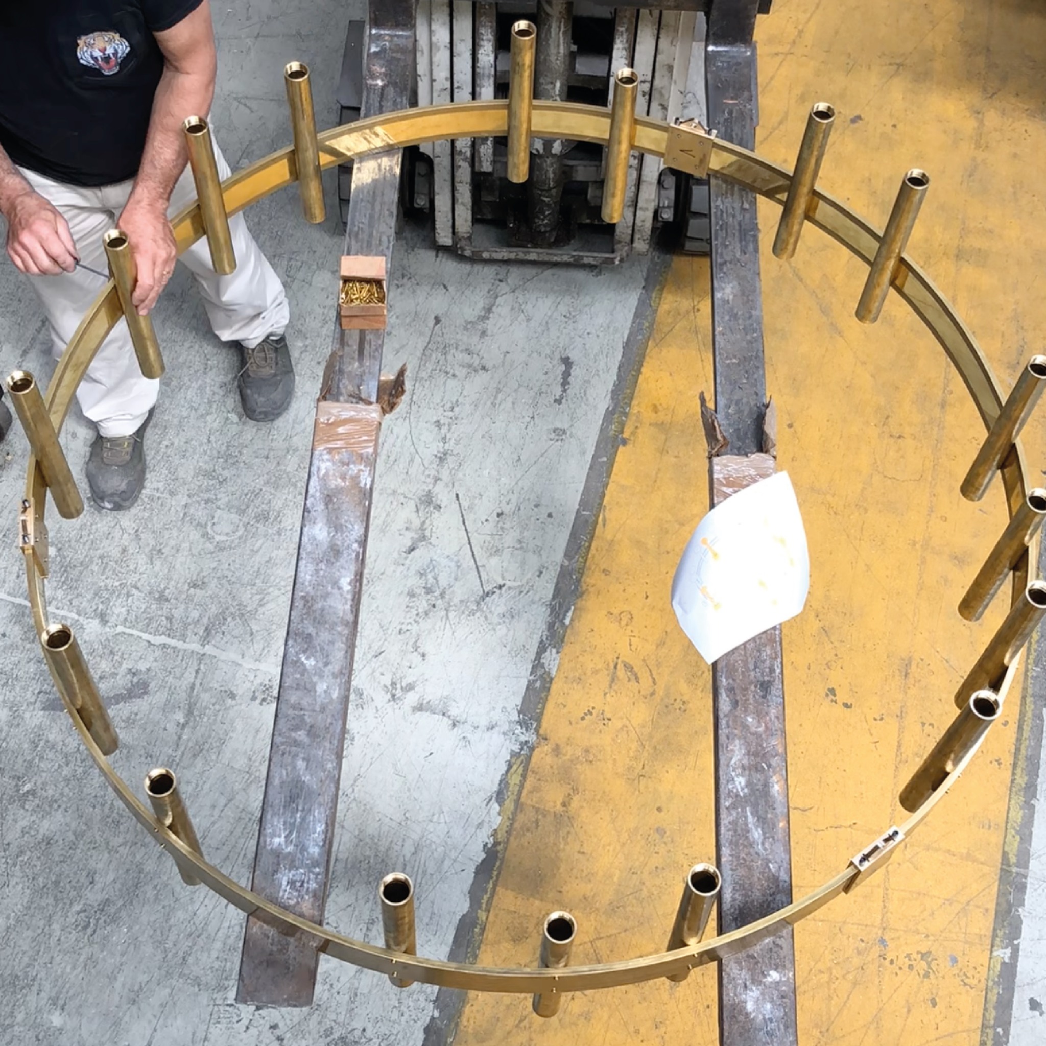 Asimmetrie vincenti: realizzazione della struttura chandelier - Lucecontrocorrente Asimmetrie vincenti: realizzazione della struttura chandelier - Lucecontrocorrente