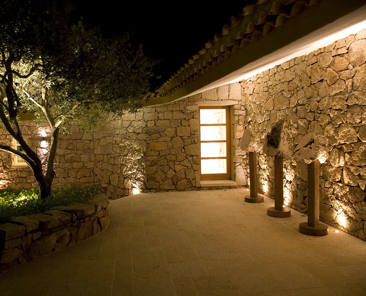 Ambiente Outdoor - Villa Privata Sardegna - Entrata - Luce Controcorrente Ambiente Outdoor - Villa Privata Sardegna - Entrata - Luce Controcorrente