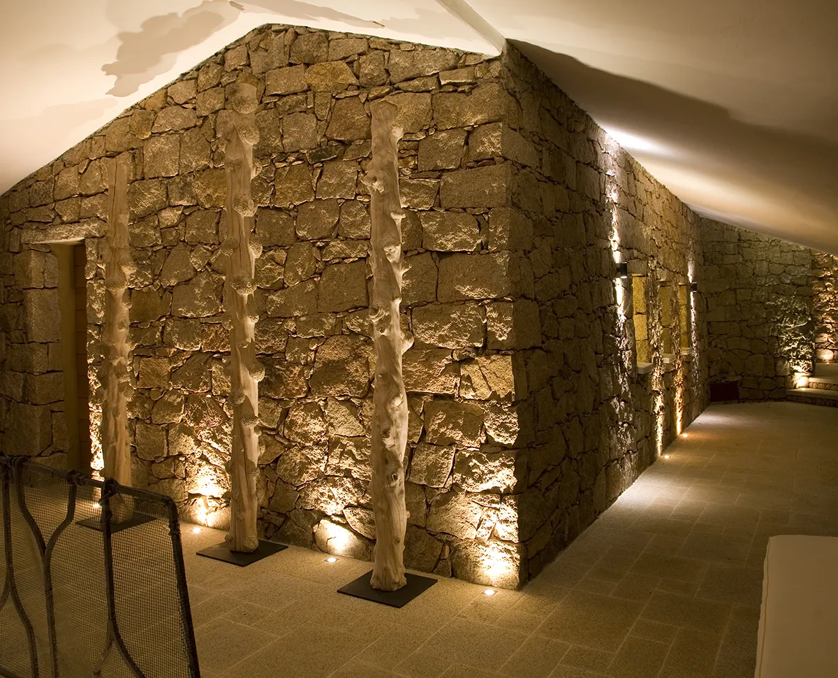 Ambiente Outdoor - Villa Privata Sardegna - Portico illuminato - Luce Controcorrente Ambiente Outdoor - Villa Privata Sardegna - Portico illuminato - Luce Controcorrente