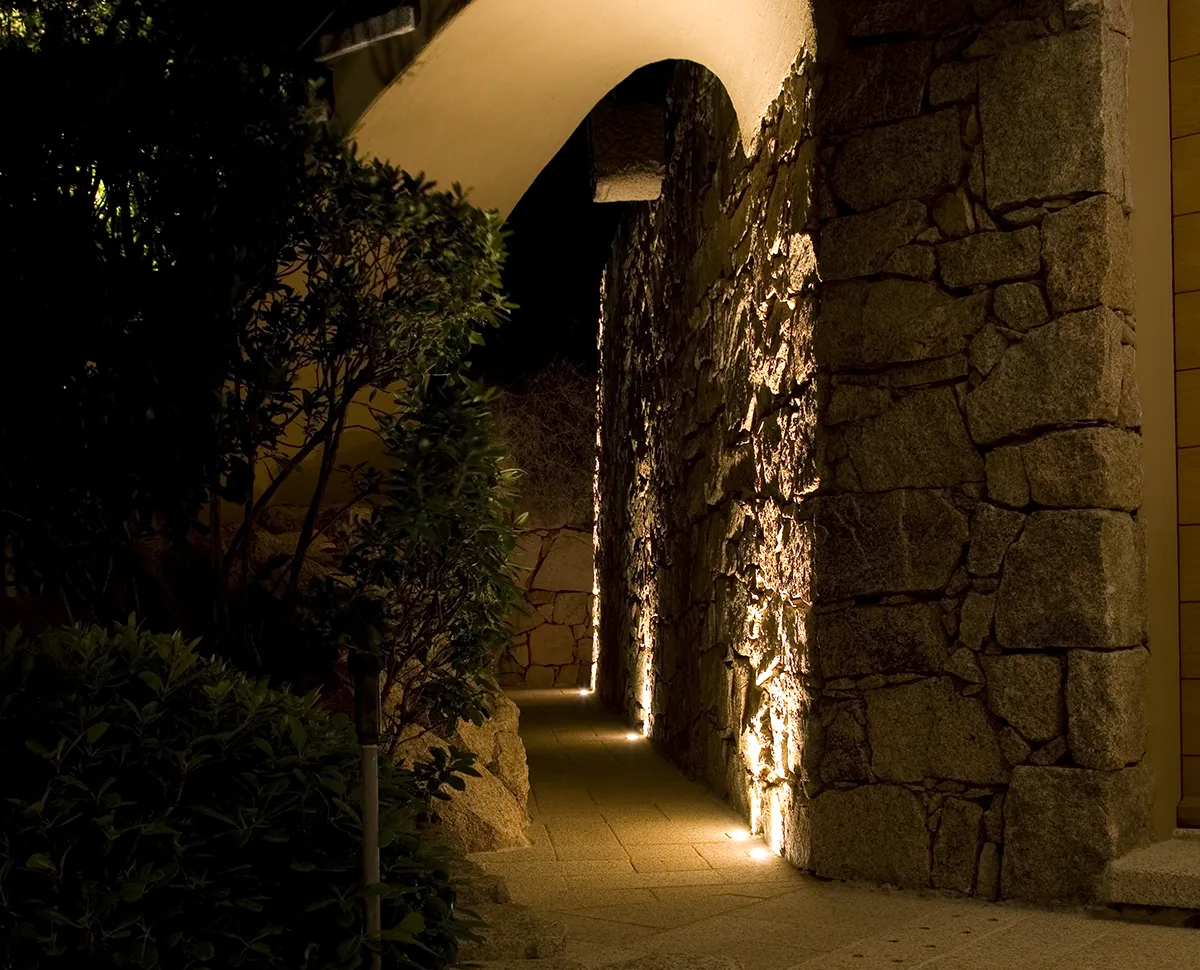 Ambiente Outdoor - Villa Privata Sardegna - Portico illuminato Notte - Luce Controcorrente Ambiente Outdoor - Villa Privata Sardegna - Portico illuminato Notte - Luce Controcorrente