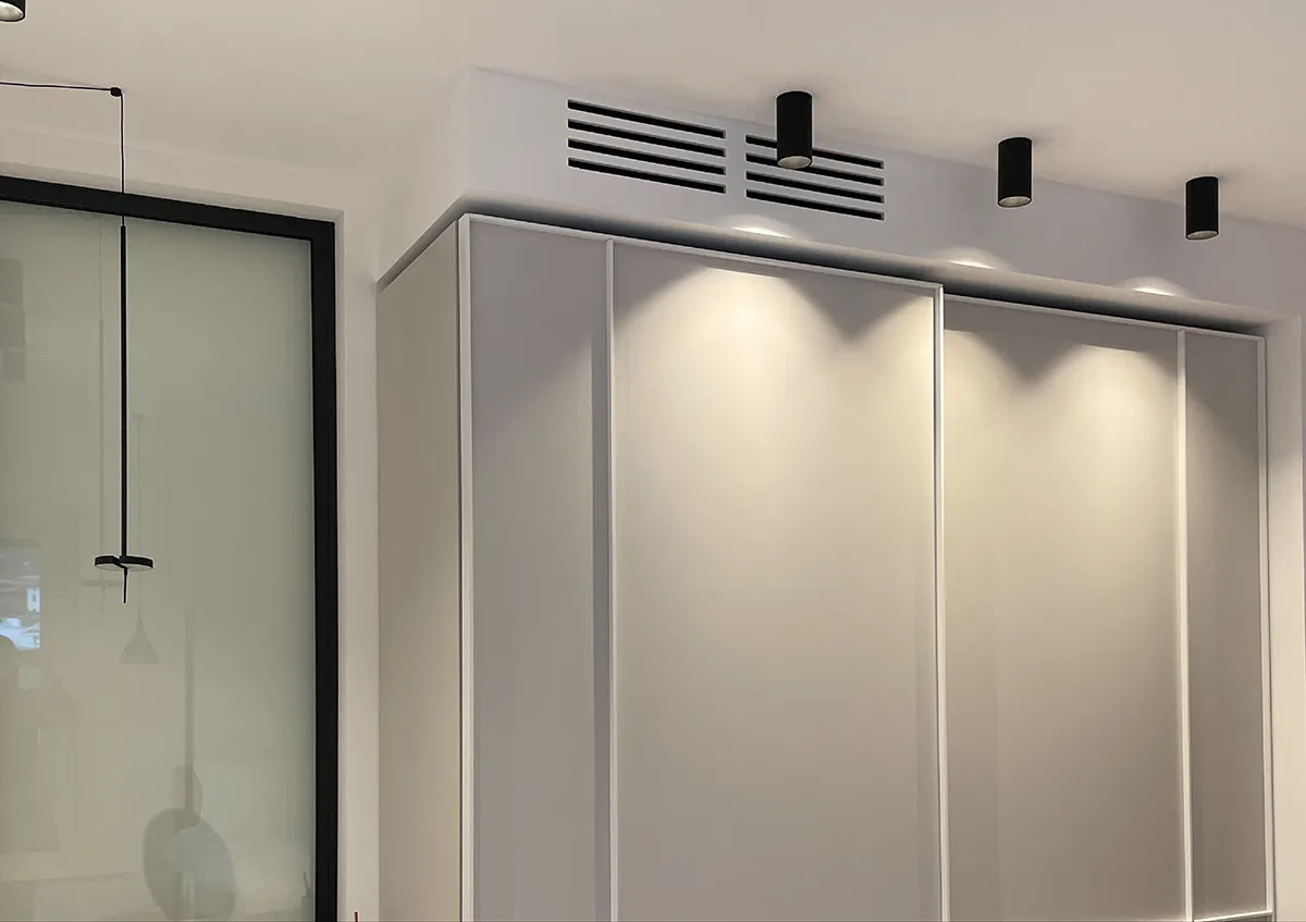 Indoor - Appartamento Toscolano Maderno - Faretti soffitto accesi - Luce Controcorrente Indoor - Appartamento Toscolano Maderno - Faretti soffitto accesi - Luce Controcorrente