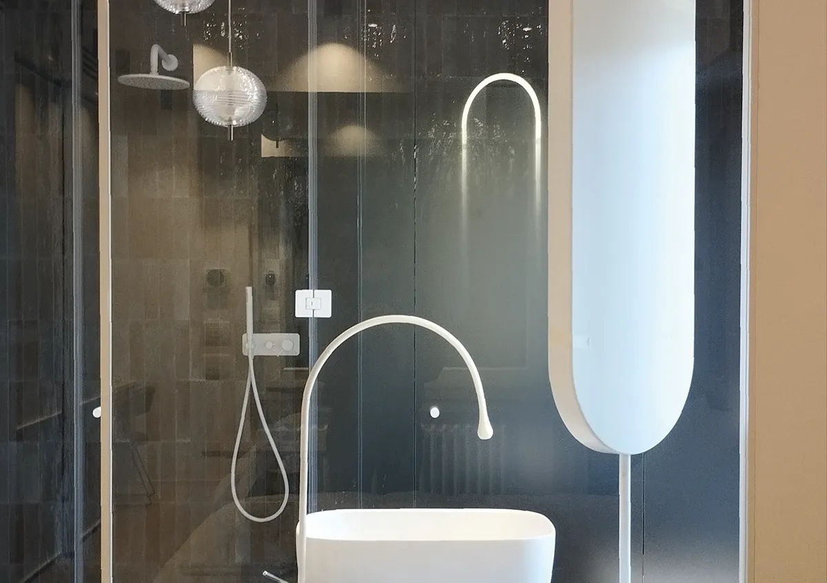 Indoor - Appartamento Toscolano Maderno - Illuminazione bagno - Luce Controcorrente Indoor - Appartamento Toscolano Maderno - Illuminazione bagno - Luce Controcorrente