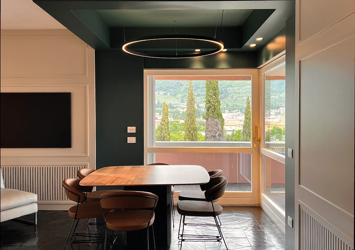 Indoor - Appartamento Toscolano Maderno - Zona Pranzo Chandelier Circolare - Luce Controcorrente Indoor - Appartamento Toscolano Maderno - Zona Pranzo Chandelier Circolare - Luce Controcorrente