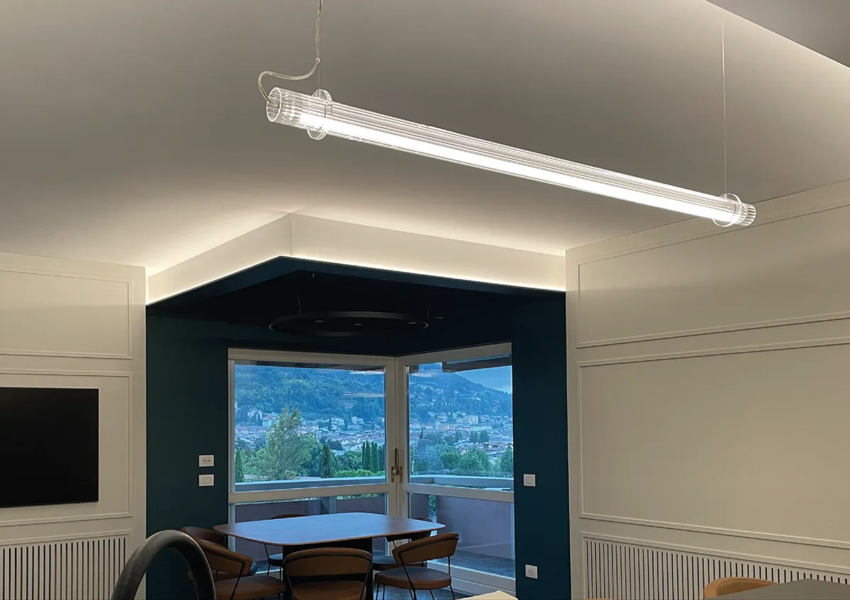 Indoor - Appartamento Toscolano Maderno - Illuminazione sospesa in vetro rigato - Luce Controcorrente Indoor - Appartamento Toscolano Maderno - Illuminazione sospesa in vetro rigato - Luce Controcorrente