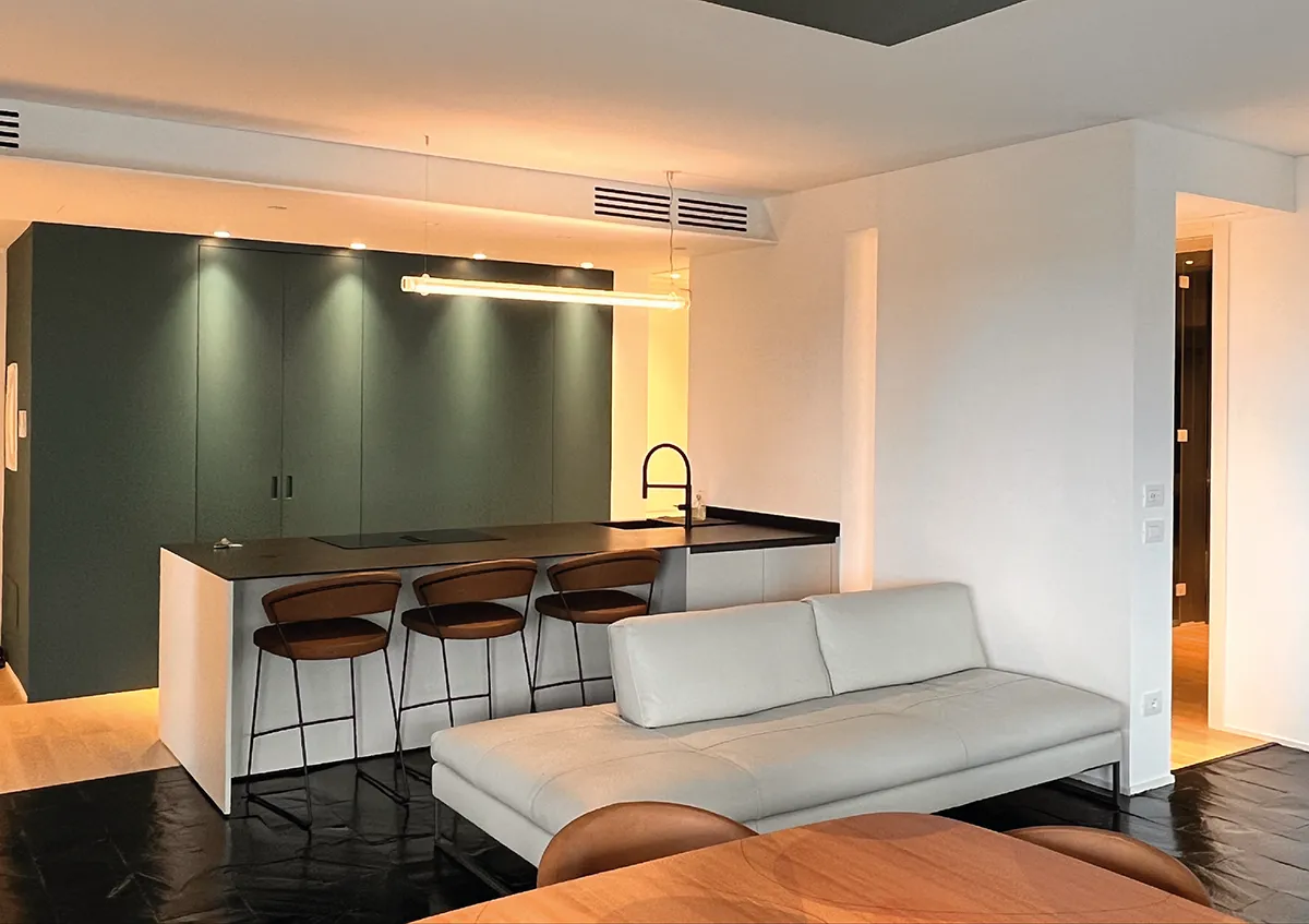 Indoor - Appartamento Toscolano Maderno - Zona Cucina e zona living illuminata - Luce Controcorrente Indoor - Appartamento Toscolano Maderno - Zona Cucina e zona living illuminata - Luce Controcorrente