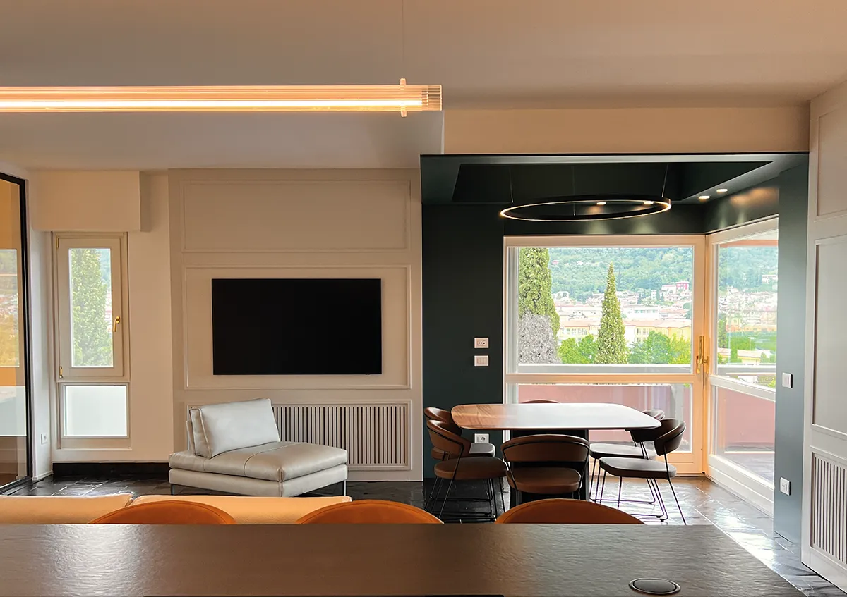 Indoor - Appartamento Toscolano Maderno - Zona living e sala da pranzo - Luce Controcorrente Indoor - Appartamento Toscolano Maderno - Zona living e sala da pranzo - Luce Controcorrente